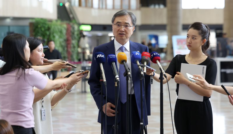 [서울=뉴시스] 김선웅 기자 = 조현 외교부장관이 29일 서울 강서구 김포국제공항을 통해 일본으로 출국하며 취재진과 만나 질의응답을 하고 있다.조 장관은 이번 방일 일정에서 이와야 다케시 일본 외무상과 만나 한일외교장관 회담을 갖고 한일관계 발전 방향을 논의할 계획이다. 2025.07.29. mangusta@newsis.com