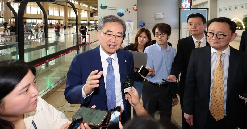 [서울=뉴시스] 김선웅 기자 = 조현 외교부장관이 29일 서울 강서구 김포국제공항을 통해 일본으로 출국하며 취재진과 만나 질의응답을 하고 있다.조 장관은 이번 방일 일정에서 이와야 다케시 일본 외무상과 만나 한일외교장관 회담을 갖고 한일관계 발전 방향을 논의할 계획이다. 2025.07.29. mangusta@newsis.com