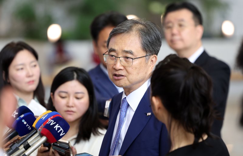 [서울=뉴시스] 김선웅 기자 = 조현 외교부장관이 29일 서울 강서구 김포국제공항을 통해 일본으로 출국하며 취재진과 만나 질의응답을 하고 있다. 조 장관은 이번 방일 일정에서 이와야 다케시 일본 외무상과 만나 한일외교장관 회담을 갖고 한일관계 발전 방향을 논의할 계획이다. 2025.07.29. mangusta@newsis.com