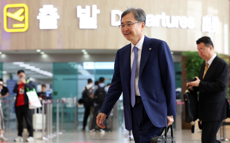 [서울=뉴시스] 김선웅 기자 = 조현 외교부장관이 29일 서울 강서구 김포국제공항을 통해 일본으로 출국하고 있다.조 장관은 이번 방일 일정에서 이와야 다케시 일본 외무상과 만나 한일외교장관 회담을 갖고 한일관계 발전 방향을 논의할 계획이다. 2025.07.29. mangusta@newsis.com