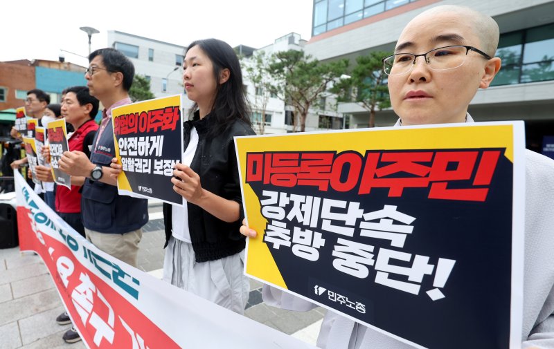 [서울=뉴시스] 추상철 기자 = 민주노총 이주바카라사이트 안내평등연대가 15일 오전 서울 종로구 국정기획위원회 앞에서 '이주노동자 노동기본권 국정과제 수용 촉구' 기자회견을 하고 있다. 2025.07.15. scchoo@newsis.com