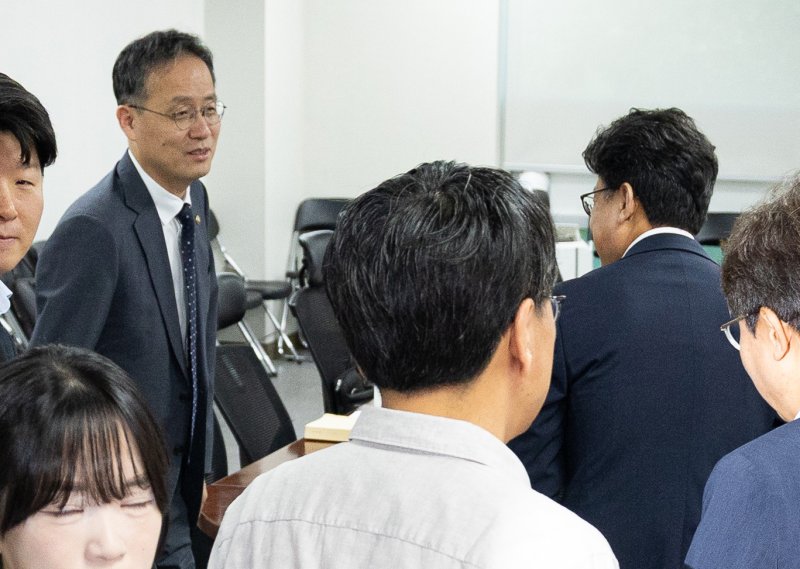 이형일 기획재정부 1차관이 29일 서울 여의도 국회 의원회관에서 열린 세제개편안 논의를 위한 당정협의에 참석해 진성준 더불어민주당 정책위의장과 인사하고 있다. 2025.7.29/뉴스1 ⓒ News1 유승관 기자