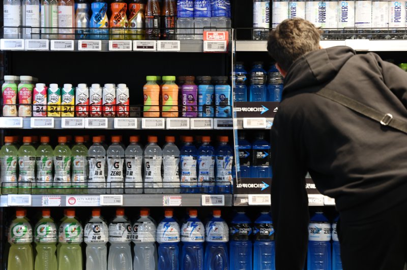 서울 도심의 한 마트 이온음료 코너. 2025.4.14/뉴스1 ⓒ News1 권현진 기자