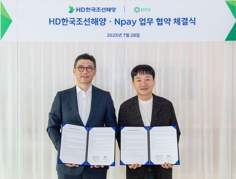 네이버페이(Npay)와 실시간-바카라사이트현대는 지난 28일 사내 실시간-바카라사이트의 구축 및 운영을 위한 업무협약을 맺었다. 이날 경기도 성남시 실시간-바카라사이트현대 글로벌 연구개발(R&D)센터에서 김성준 실시간-바카라사이트한국조선해양 대표이사(왼쪽)와 박상진 Npay 대표이사가 기념촬영을 하고 있다./사진=네이버페이