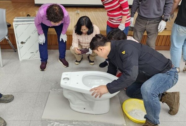 옥천군 신중년 청춘대학 주거 관리 기술 교육 장면 (옥천군 제공, 재판매 및 DB금지) /뉴스1