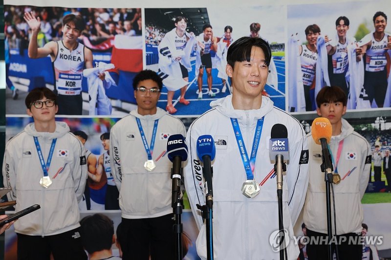 인터뷰하는 육상 남자 계주 400m 대표 이재성 (출처=연합뉴스)