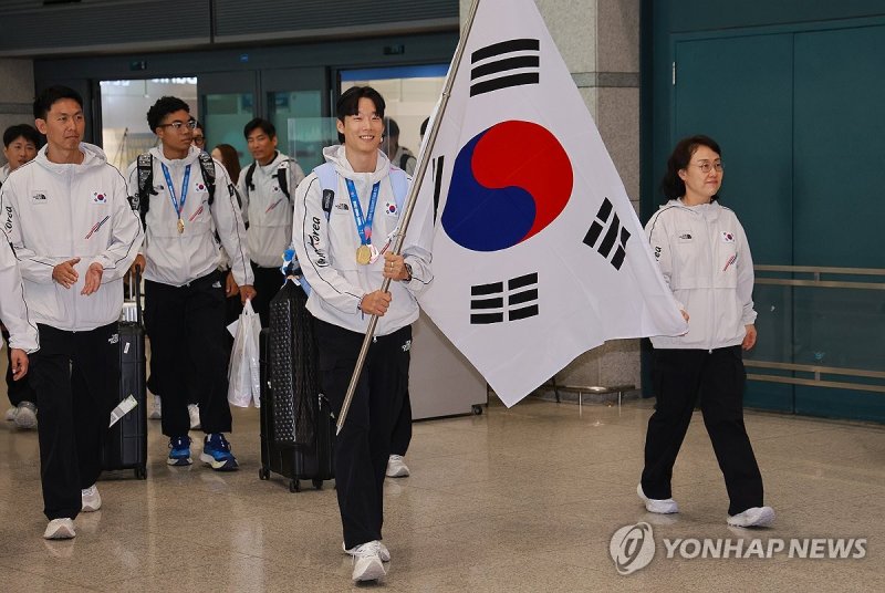 귀국한 하계U대회 육상 남자 계주 400m 대표팀 (출처=연합뉴스)