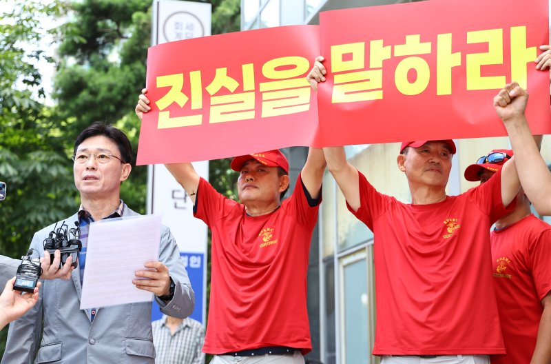 [서울=뉴시스] 최진석 기자 = 임성근 전 해병대 1사단장이 29일 오전 서울 서초구 이명현 순직 해병 특별검사 사무실 앞에서 '신속한 결정 요청서' 제출에 앞서 발언하고 있다. 2025.07.29. myjs@newsis.com