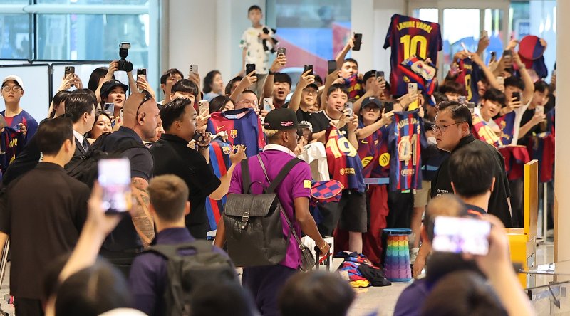 FC 바카라사이트 신고의 공격수 라민 야말이 29일 오후 인천국제공항 2터미널을 통해 입국하고 있다. . 2025.7.29/뉴스1 ⓒ News1 김진환 기자