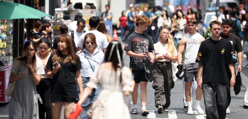 [서울=뉴시스] 김선웅 기자 = 서울 명동거리에서 외국인 관광객들이 오가고 있다. 2025.06.19. mangusta@newsis.com
