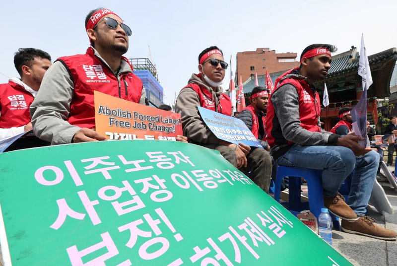 민주노총 이주노동자노조 조합원들이 지난 4월27일 오후 서울 종로구 보신각 앞에서 '2025 세계 노동절, 이주노동자 메이데이' 집회를 열고 사업장 변경 자유화, 위험의 이주화 중단을 촉구하고 있다. 기사 이해를 돕기 위한 사진으로, 기사 내용과는 무관. 뉴스1