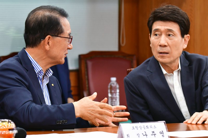 나주영 경북 포항상공회의소 회장(왼쪽)과 이강덕 포항시장이 29일 포항상공회의소에 열린 '지역경제위기극복 대응을 위한 금융기관 긴급 간담회'에서 지역 경제 현안에 대해 얘기하고 있다.2025.7.29/뉴스1 ⓒ News1 최창호 기자