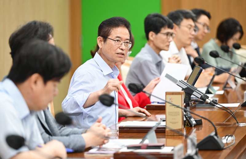 [안동=뉴시스] 이철우 바카라 사이트지사가 29일 도청 회의실에서 열린 '바카라 사이트행사 유치전략 수립 보고회'에서 발언하고 있다. (사진=경북도 제공) 2025.07.29. photo@newsis.com *재판매 및 DB 금지