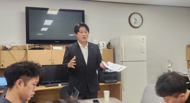 오준영 전북교총 회장이 23일 전북교육청에서 최근 도내 한 지역 교보위가 내린 결정에 대한 문제점을 지적하고 있다./뉴스1 임충식 기자