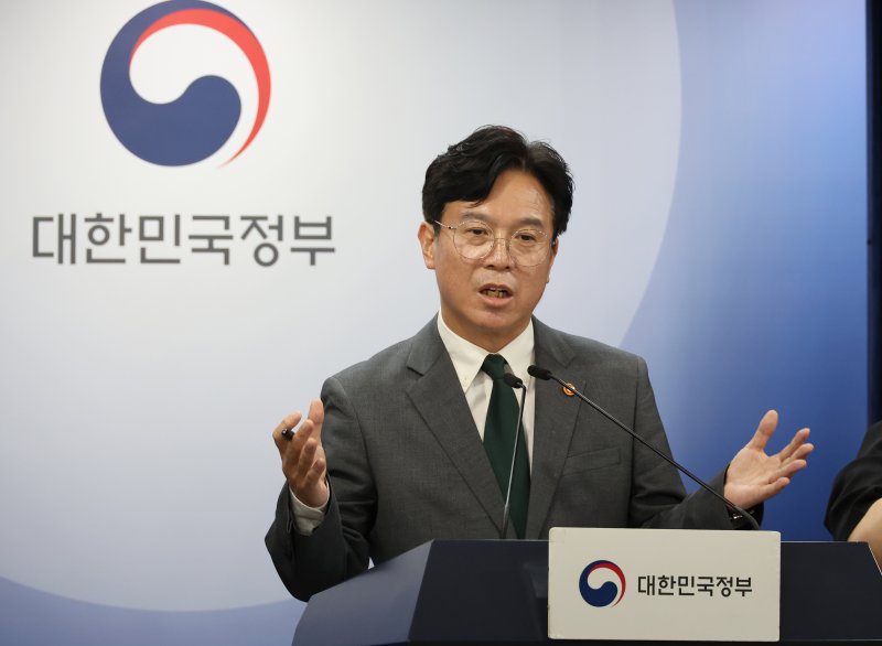 김영훈 고용노동부 장관이 29일 서울 종로구 정부서울청사에서 노조법 2·3조 개정안(노란봉투법) 등 노동조합 및 노동관계조정법 개정(안) 관련 브리핑을 하고 있다. 뉴시스