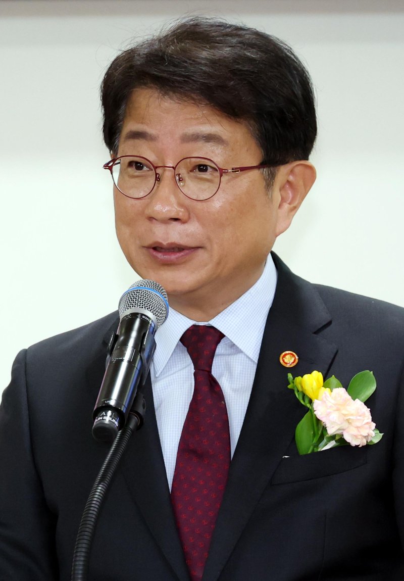 [서울=뉴시스] 조성봉 기자= 박상우 국토교통부 장관이 8일 오후 서울 여의도 국회 의원회관 소회의실에서 열린 교통안전 비전제로 선포식에서 축사를 하고 있다. 2025.04.08. suncho21@newsis.com