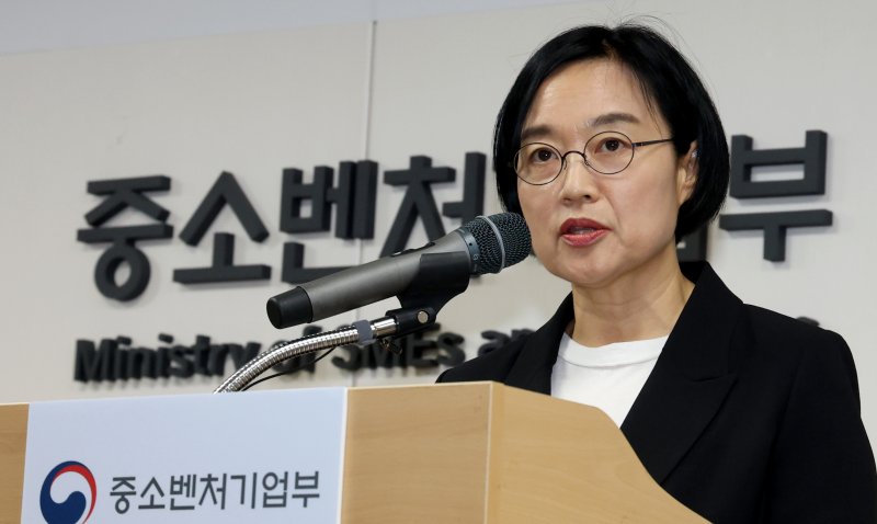 한성숙 중소벤처기업부 장관이 24일 오전 중소벤처기업부 정부세종청사에서 열린 취임식에서 취임사를 하고 있다. 2025.7.24/뉴스1 ⓒ News1 김기남 기자