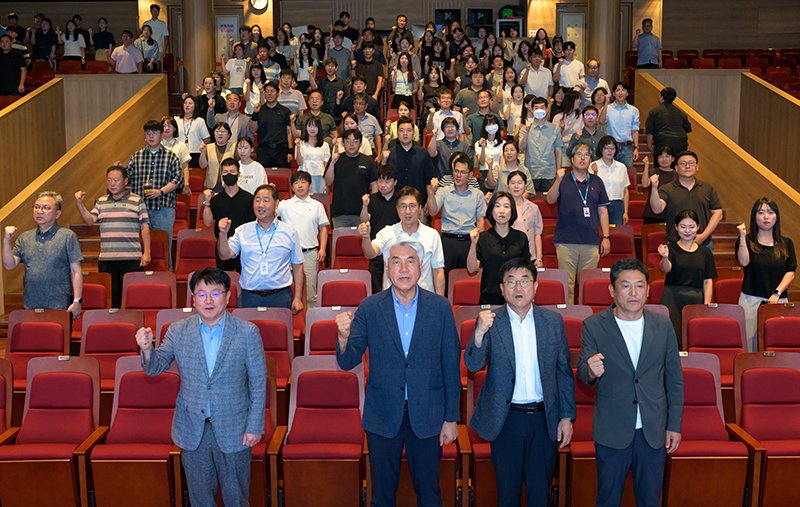 29일 정선문화예술회관에서 최승준 정선군수와 정선군청 공직자 200여 명이 참석한 가운데 ‘청렴라이브(LIVE) 교육’을 실시하고 있다.(사진=정선군 제공) *재판매 및 DB 금지