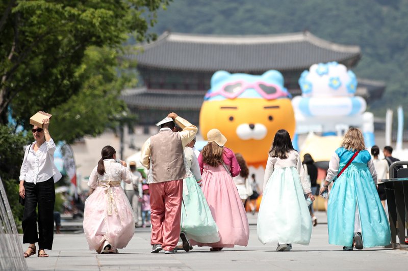 서울 세종대로 광화문광장에서 바카라사이트 총판 승리바카라과 시민들이 종이가방 등을 이용해 햇빛을 가리며 걷고 있다. /뉴스1 ⓒ News1 이승배 기자