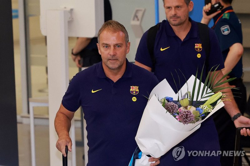 한국 찾은 FC바르셀로나 한지 플리크 감독 (출처=연합뉴스)