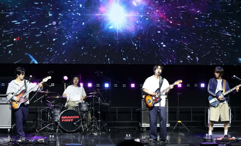 밴드 드래곤포니의 편성현(왼쪽부터)과 고강훈, 안태규, 권세혁이 29일 서울 서대문구 예스24 원더로크홀에서 가진 디지털 싱글 ‘지구소년’의 쇼케이스에 참석해 신곡을 선보이고 있다. 2025.7.29/뉴스1 ⓒ News1 권현진 기자