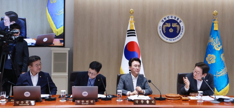 [서울=뉴시스] 최동준 기자 = 이재명 대통령이 29일 서울 용산 대통령실 청사에서 열린 국무회의에서 참석자들과 중대재해 반복 발생 근절 대책 관련 토론을 하고 있다. (대통령실통신사진기자단) 2025.07.29. photocdj@newsis.com