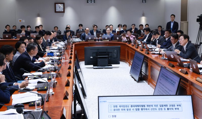 [서울=뉴시스] 최동준 기자 = 이재명 대통령이 29일 서울 용산 대통령실 청사에서 열린 국무회의에서 참석자들과 중대재해 반복 발생 근절 대책 관련 토론을 하고 있다. (대통령실통신사진기자단) 2025.07.29. photocdj@newsis.com