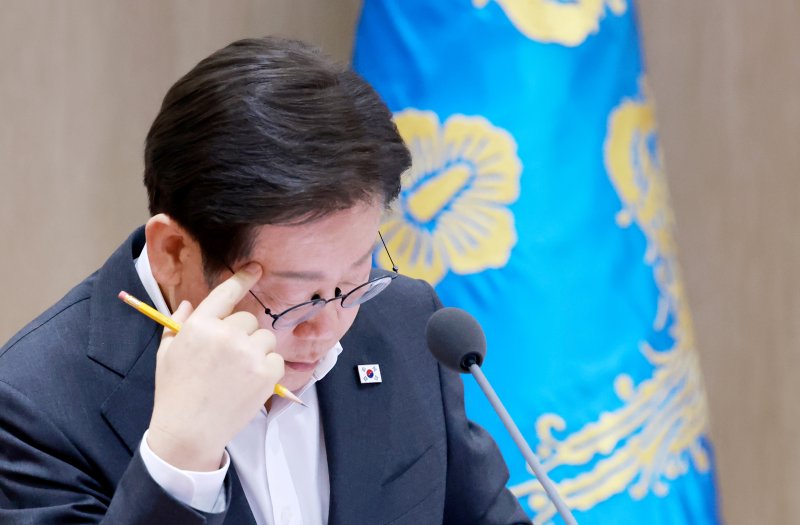 [서울=뉴시스] 최동준 기자 = 이재명 대통령이 29일 서울 용산 대통령실 청사에서 열린 국무회의에서 참석자들과 중대재해 반복 발생 근절 대책 관련 토론 중 자료를 살펴보고 있다. (대통령실통신사진기자단) 2025.07.29. photocdj@newsis.com
