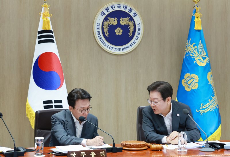 [서울=뉴시스] 최동준 기자 = 이재명 대통령이 29일 서울 용산 대통령실 청사에서 열린 국무회의에서 김민석 국무총리와 대화하고 있다. (대통령실통신사진기자단) 2025.07.29. photocdj@newsis.com