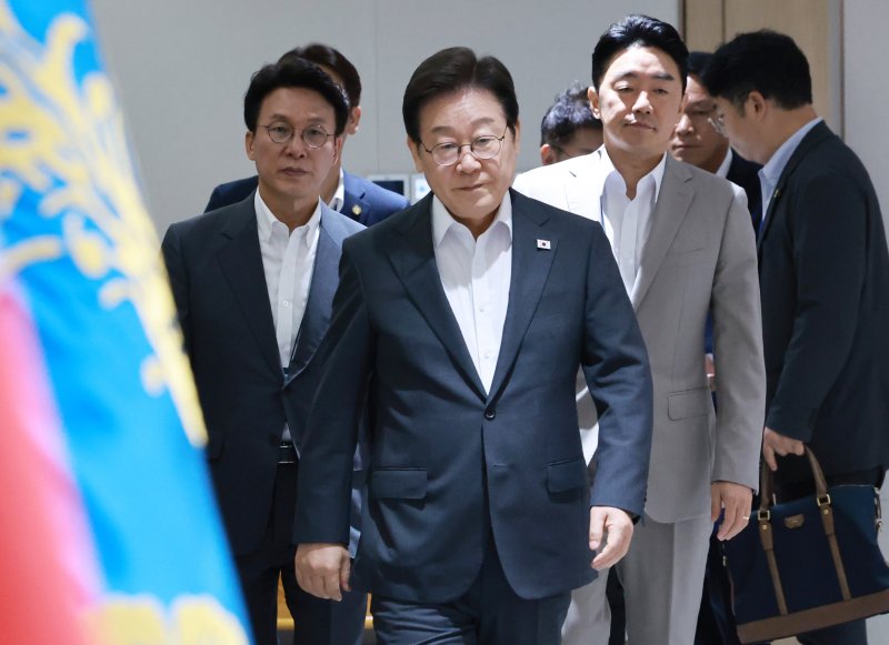 [서울=뉴시스] 최동준 기자 = 이재명 대통령이 29일 서울 용산 대통령실 청사에서 열린 국무회의에 입장하고 있다. (대통령실통신사진기자단) 2025.07.29. photocdj@newsis.com