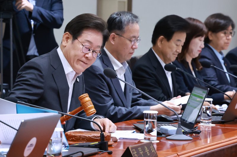 [서울=뉴시스] 최동준 기자 = 이재명 대통령이 29일 서울 용산 대통령실 청사에서 열린 국무회의에서 의사봉을 두드리며 개회 선언을 하고 있다. (대통령실통신사진기자단) 2025.07.29. photocdj@newsis.com