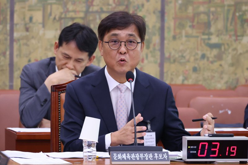 최휘영 문화체육관광부 장관 라이브 바카라사이트가 29일 서울 여의도 국회 문화체육관광위원회에서 열린 인사청문회에 출석해 의원 질의에 답하고 있다. 뉴스1