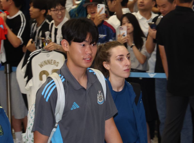 뉴캐슬 유나이티드 FC 박승수가 28일 인천공항을 통해 귀국하고 있다. 뉴캐슬과 팀K리그는 30일 오후 8시 수원월드컵경기장에서 친선경기를 치른다. 2025.7.28/뉴스1 ⓒ News1 김명섭 기자