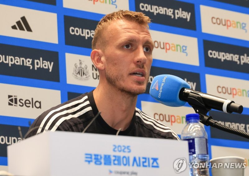 기자회견 하는 뉴캐슬 댄 번 (출처=연합뉴스)