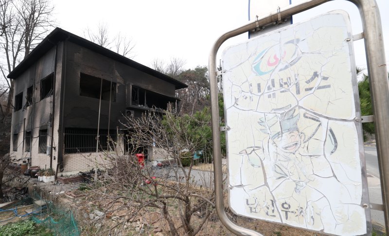 경북 의성 산불 엿새째인 지난 3월27일 안동시 남선면 구미리에 있는 남선우체국이 새까맣게 탔다. 2025.3.27/뉴스1 ⓒ News1 김영운 기자