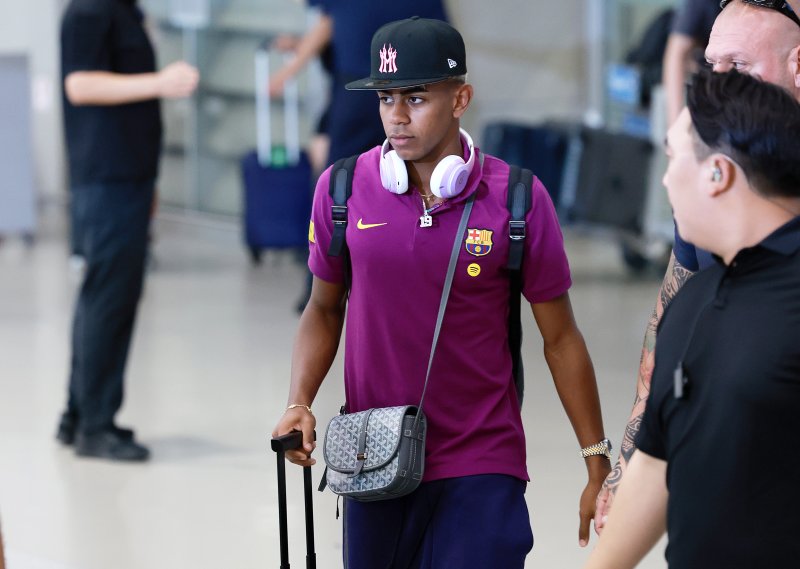 [인천공항=뉴시스] 이영환 기자 = FC 바르셀로나 라민 야말이 29일 오후 인천국제공항 제2여객터미널을 통해 입국하고 있다.FC 바르셀로나는 31일 FC 서울, 다음달 4일 대구FC와 경기를 치른다. 2025.07.29. 20hwan@newsis.com