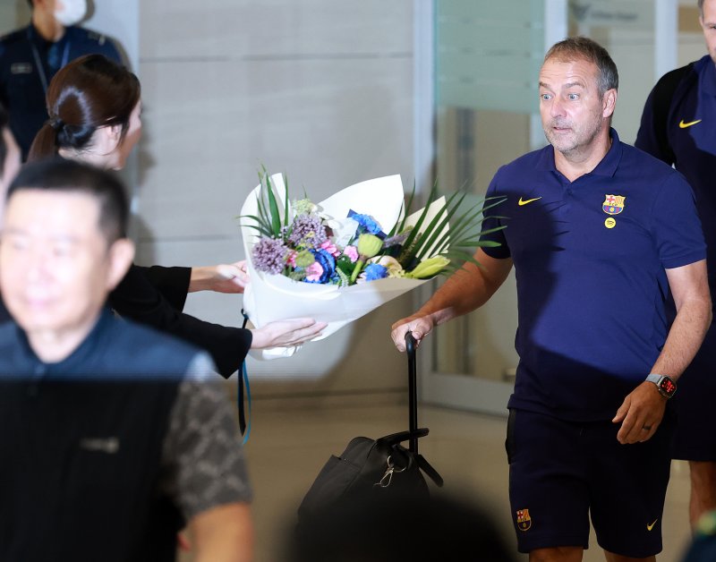 [인천공항=뉴시스] 이영환 기자 = 한지 플릭 FC 바르셀로나 감독이 29일 오후 인천국제공항 제2여객터미널을 통해 입국하고 있다.FC 바르셀로나는 31일 FC 서울, 다음달 4일 대구FC와 경기를 치른다. 2025.07.29. 20hwan@newsis.com
