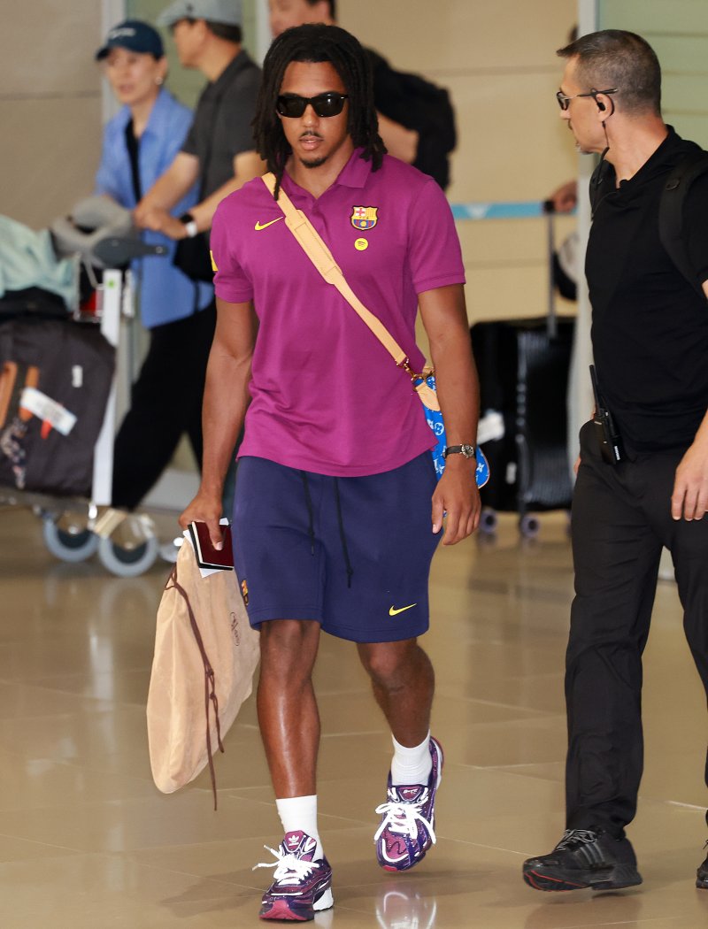 [인천공항=뉴시스] 이영환 기자 = FC 바르셀로나 쥘 쿤데가 29일 오후 인천국제공항 제2여객터미널을 통해 입국하고 있다.FC 바르셀로나는 31일 FC 서울, 다음달 4일 대구FC와 경기를 치른다. 2025.07.29. 20hwan@newsis.com