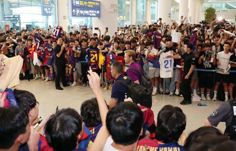 [인천공항=뉴시스] 이영환 기자 = FC 바르셀로나 프렝키 데 용이 29일 오후 인천국제공항 제2여객터미널을 통해 입국하고 있다.FC 바르셀로나는 31일 FC 서울, 다음달 4일 대구FC와 경기를 치른다. 2025.07.29. 20hwan@newsis.com