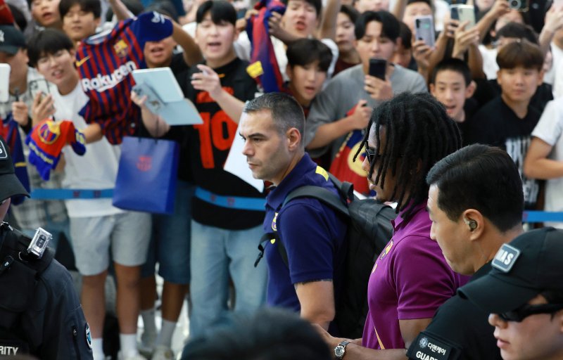 [인천공항=뉴시스] 이영환 기자 = FC 바르셀로나 쥘 쿤데가 29일 오후 인천국제공항 제2여객터미널을 통해 입국하고 있다.FC 바르셀로나는 31일 FC 서울, 다음달 4일 대구FC와 경기를 치른다. 2025.07.29. 20hwan@newsis.com