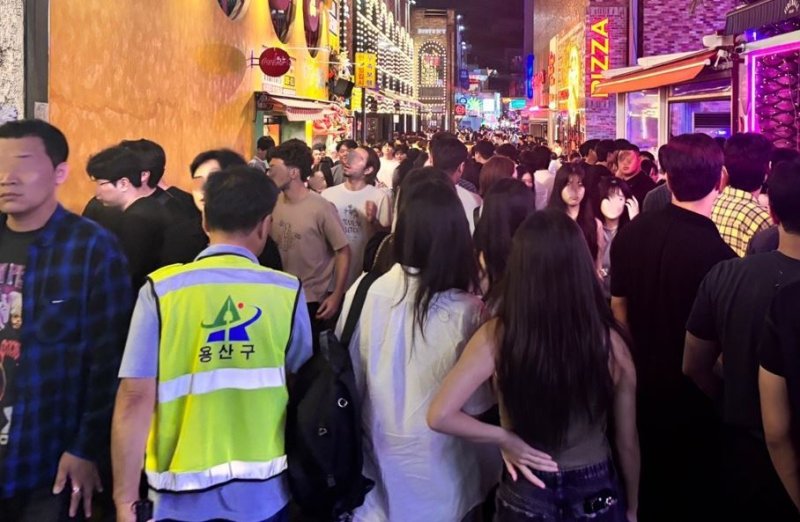 용산구 주말 에볼루션 바카라 사이트근무자가 지역 내 인파가 몰리는 현장들을 순찰하며 에볼루션 바카라 사이트 상황 실태를 점검하고 있다.(용산구 제공)