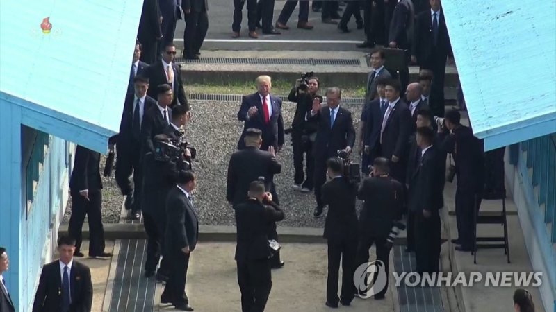 손 흔들며 인사하는 남북미 정상 (출처=연합뉴스)