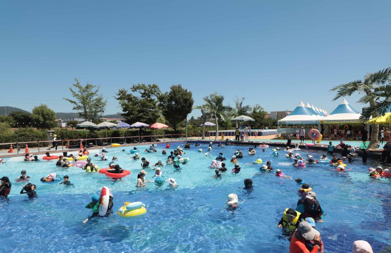 29일 울산 중구에 위치한 동천야외물놀이장에서 시민들이 물놀이를 즐기고 있다.2025.7.29/뉴스1 ⓒNews1 김지혜 기자