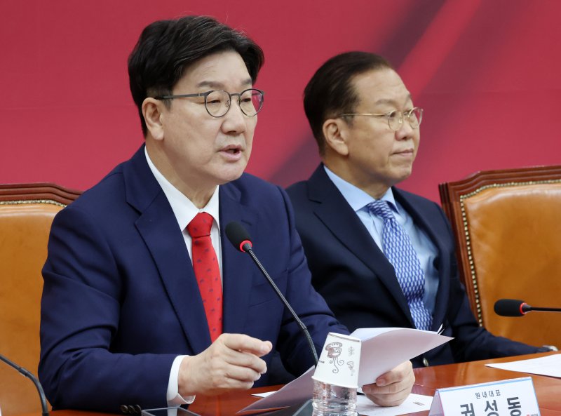 [서울=뉴시스] 조성우 기자 = 권성동(왼쪽) 국민의힘 원내대표가 지난 5월8일 오전 서울 여의도 국회에서 열린 비상대책위원회의에서 발언하고 있다. 오른쪽은 권영세 비대위원장. 2025.05.08. xconfind@newsis.com