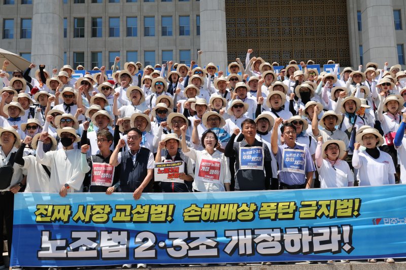 [바카라사이트=뉴시스] 김명년 기자 = 진보당과 민주노총바카라사이트본부 관계자들이 27일 오후 바카라사이트 여의도 국회 본청 앞 계단에서 '온전한 노조법 2,3조 개정 촉구 서울 노동자 기자회견'을 열고 있다. 2025.07.27. kmn@newsis.com