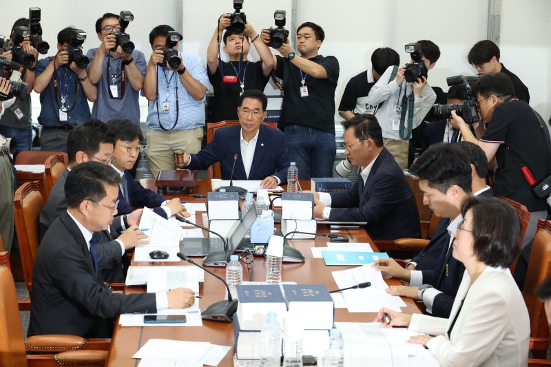 [서울=뉴시스] 김금보 기자 = 김주영 국회 환경바카라사이트위원회 소위원장이 28일 서울 여의도 국회에서 열린 '노란봉투법(노동조합 및 노동관계조정법 2·3조 개정안)' 관련 제1차 고용노동법안심사소위원회에서 의사봉을 두드리고 있다. 2025.07.28. kgb@newsis.com