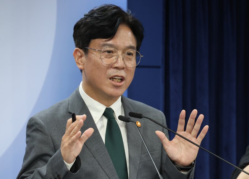 [서울=뉴시스] 김명원 기자 = 김영훈 고용노동부 장관이 29일 서울 종로구 정부서울청사에서 노조법 2·3조 개정안(바카라사이트) 등 노동조합 및 노동관계조정법 개정(안) 관련 브리핑을 하고 있다. 2025.07.29. kmx1105@newsis.com