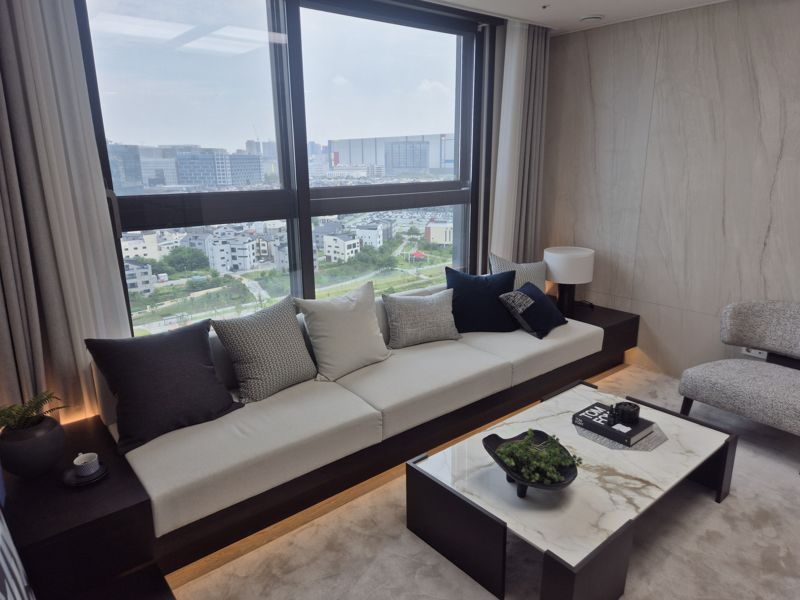 '고덕 유보라 더 크레스트' 전용면적 84㎡ 거실 모습. 통창을 통해 삼성전자 평택캠퍼스와 고덕수변공원을 한눈에 볼 수 있다. 사진=전민경 기자