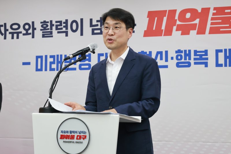 [대구=뉴시스] 정창오 기자=김정기 대구시장 권한대행 행정부시장이 29일 오후 대구시청 동인청사 2층 상황실에서 ‘대구 미래스마트기술 국가산업단지’ 조성사업의 기획재정부 예비타당성조사를 통과를 발표하고 있다. 2025.07.29 jco@newsis.com