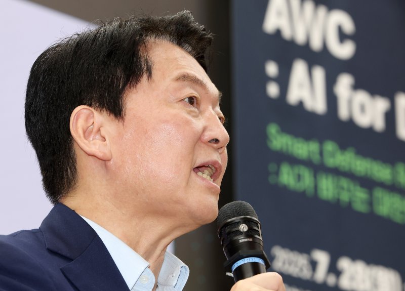 [서울=뉴시스] 김명년 기자 = 국민의힘 당대표 출마를 선언한 안철수 의원이 28일 오후 서울 여의도 국회 의원회관에서 열린 'AI가 바꾸는 대한민국 안보' 토론회에서 축사하고 있다. 2025.07.28. kmn@newsis.com
